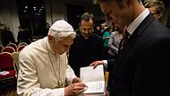 Papst Benedikt signierte bei einem Besuch in Rom für Christian Ulbrich das Buch, das der Autor noch als Joseph Ratzinger geschrieben hat und das den jungen Studenten Ulbrich stark geprägt hat: „Einführung ins Christentum“. Papst Benedikt signierte bei einem Besuch in Rom für Christian Ulbrich das Buch, das der Autor noch als Joseph Ratzinger geschrieben hat und das den jungen Studenten Ulbrich stark geprägt hat: „Einführung ins Christentum“.