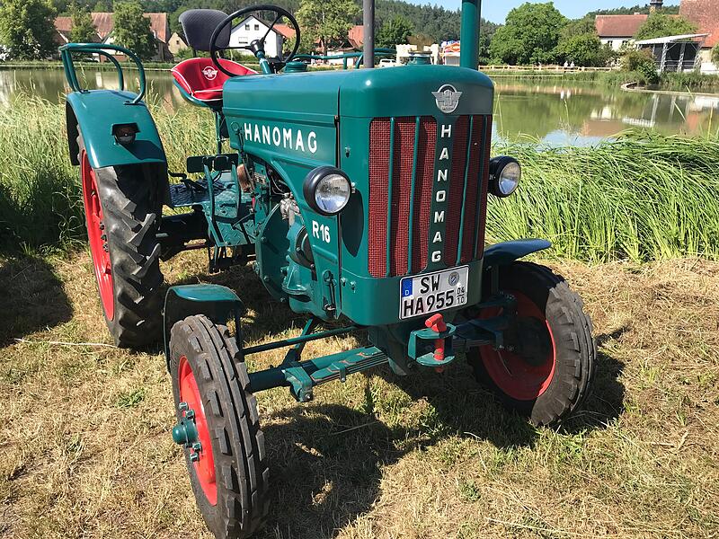 1000 Jahre Ailsbach: Die Oldtimer gl&auml;nzten und tuckerten um die Wette