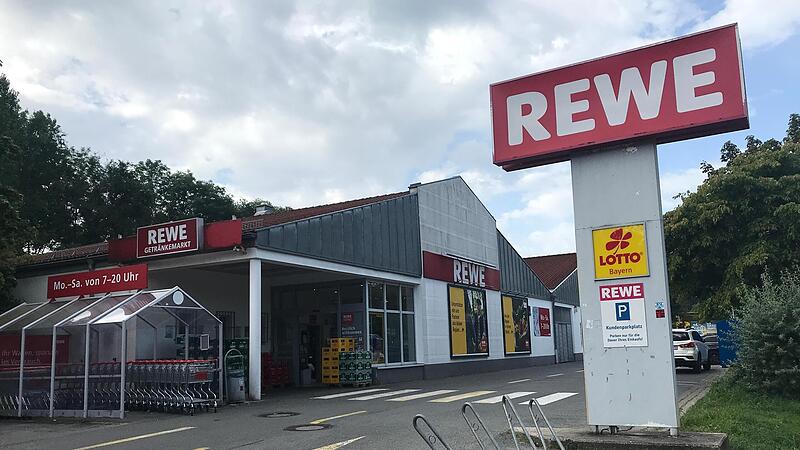 Der Rewe in der Würzburger Straße in Herzogenaurach soll geschlossen werden. Der Rewe in der Würzburger Straße in Herzogenaurach soll geschlossen werden.