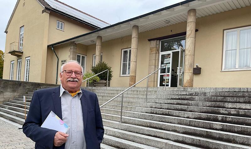 Georg Hock vor der Max-Hundt-Schule, in der sein Wahllokal ist.