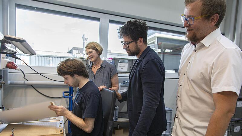 Jonas Sittig zeigt seine Arbeit, die Montage von Fensterjalousien f&uuml;r Privatflugzeuge. Valentin Motschman (rechts) betreut sowohl Jonas als auch das Unternehmen.