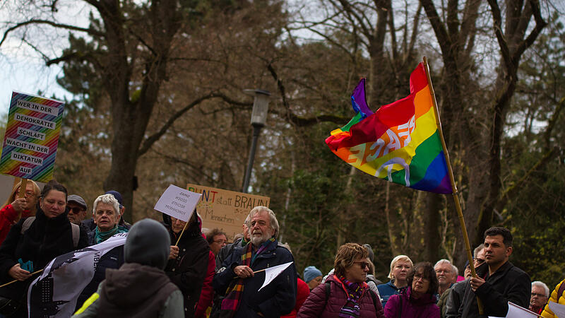 Für Demokratie und den Klimaschutz gehen in Forchheim die Menschen wieder auf die Straße. Doch CSU und FDP fehlen.Zweite Demo für Demokratie und gegen Rechts Forchheim Für Demokratie und den Klimaschutz gehen in Forchheim die Menschen wieder auf die Straße. Doch CSU und FDP fehlen.Zweite Demo für Demokratie und gegen Rechts Forchheim