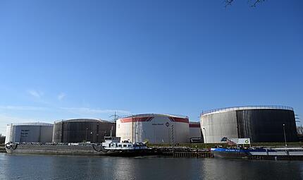 &Ouml;ltanks am Rhein-Herne-Kanal