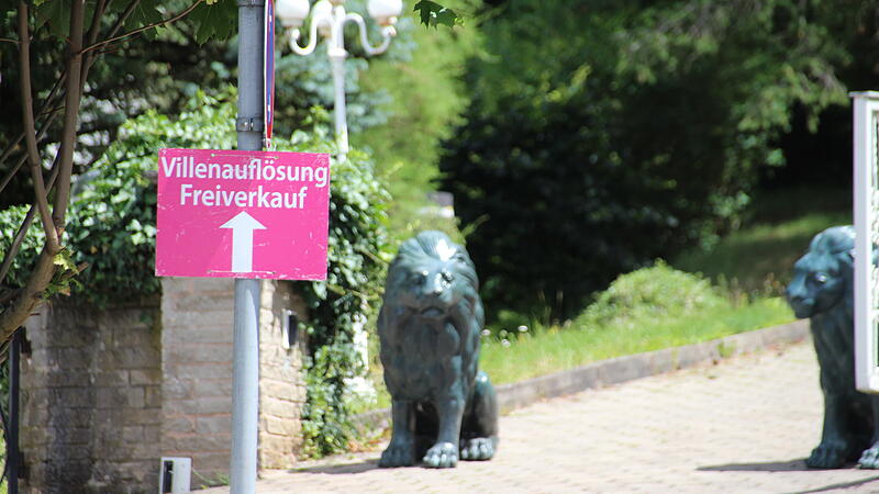 Villenauflösung in Coburg Ein Auktionator hat geladen, und am Eingang zur langen Auffahrt wachen zwei eigens platzierte Löwen: In einer Villa in Coburg findet eine „Auflösung“ statt.