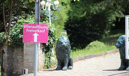 Ein Auktionator hat geladen, und am Eingang zur langen Auffahrt wachen zwei eigens platzierte L&ouml;wen: In einer Villa in Coburg findet eine &bdquo;Aufl&ouml;sung&ldquo; statt.
