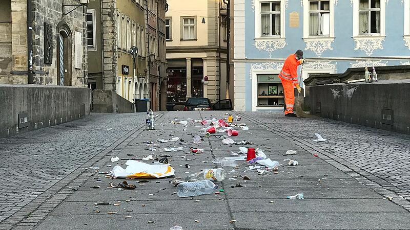 Auch am vergangenen Sonntagmorgen sammelte sich Party-Müll an der Unteren Brücke und in der Sandstraße. Die Stadtreinigung hatte ab 5 Uhr gut zu tun.