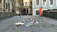 Auch am vergangenen Sonntagmorgen sammelte sich Party-Müll an der Unteren Brücke und in der Sandstraße. Die Stadtreinigung hatte ab 5 Uhr gut zu tun.