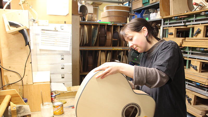 Anna Eschbach schleift die R&auml;nder ihrer Lehrst&uuml;ck-Gitarre.