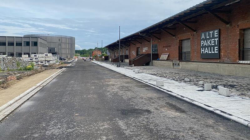 Die neue Straße am ehemaligen Güterbahnhof in Coburg fast fertig.
