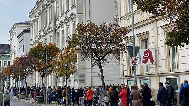 Rund 80 Meter lang war am Samstag die Schlange vor dem Corona-Service-Center.