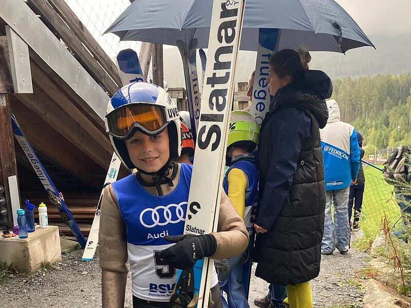 Finn Weigel in voller Montur mit seinen breiten Sprungskiern Finn Weigel in voller Montur mit seinen breiten Sprungskiern