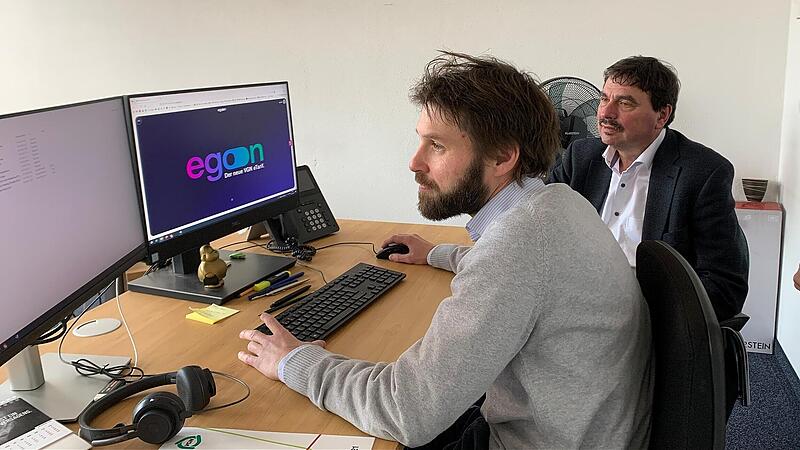 Ein gro&szlig;er Teil ihrer Arbeitsstunden dreht sich um Egon: Projektleiter Daniel Merkl, der Abteilungsleiter des VGN f&uuml;r M&auml;rkte und Absatz, Klaus Dechamps, und die Pressesprecherin des VGN, Melinda Burmeister.