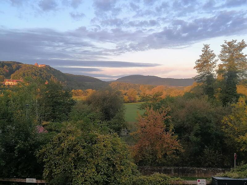 Der Blick über das herbstliche Saaletal, im Hintergrund das Kloster Altstadt und Schloss Saaleck.