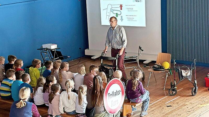 Edgar Kast f&uuml;hrte die Kinder in einem anschaulichen Theorieteil in die Herausforderungen ein, denen Senioren und Seniorinnen im Stra&szlig;enverkehr begegnen.