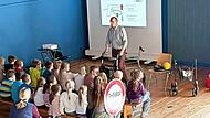 Edgar Kast f&uuml;hrte die Kinder in einem anschaulichen Theorieteil in die Herausforderungen ein, denen Senioren und Seniorinnen im Stra&szlig;enverkehr begegnen.