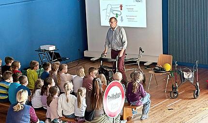 Edgar Kast f&uuml;hrte die Kinder in einem anschaulichen Theorieteil in die Herausforderungen ein, denen Senioren und Seniorinnen im Stra&szlig;enverkehr begegnen.