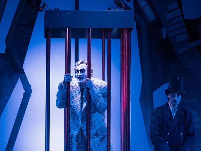 Als Neuinszenierung feierte "Die Dreigroschenoper" Premiere am Landestheater Coburg.
