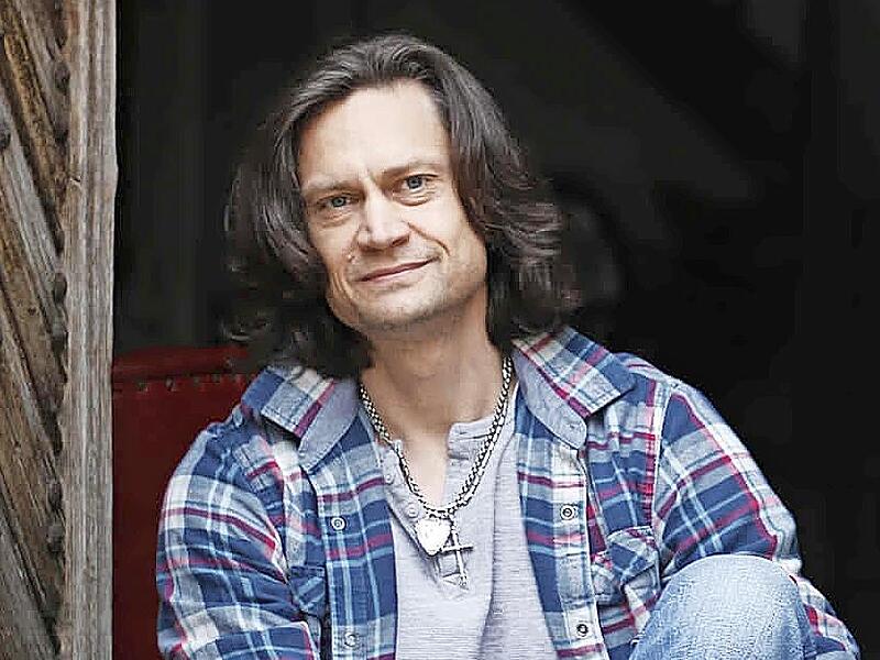 Matthias Zapf interpretiert Songs mit Gitarre und einer ausdrucksvollen Stimme.