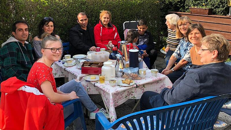 Die Ehrenamtlichen der Flüchtlingshilfe Thurnau nehmen Geflüchtete an die Hand – Kaffeekränzchen gehören dazu.