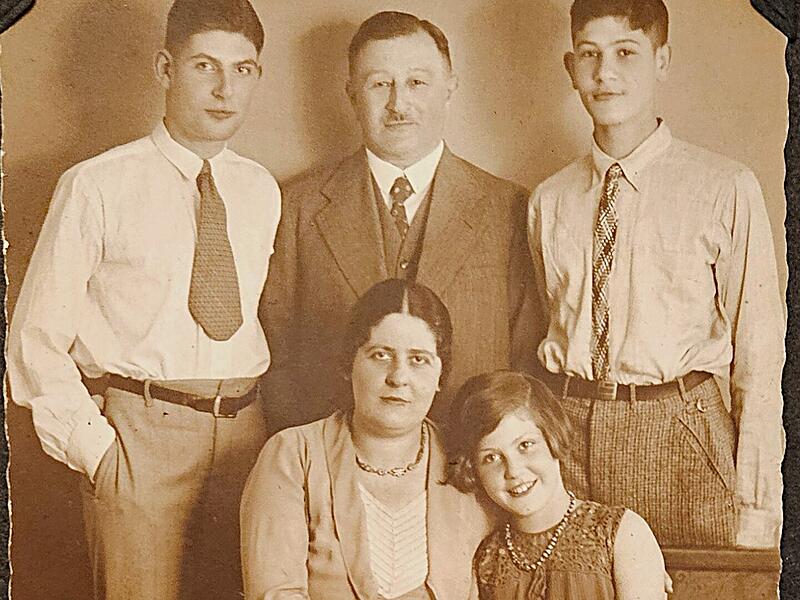 Familie Hugo Mainzer zu Besuch in Bad Kissingen, 1932: Hugo Mainzer, seine beiden S&ouml;hne Martin (links) und Ludwig, Ehefrau Herta und Tochter Elisabeth