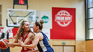 Baskets-Neuzugang Emilie Dohrmann (links) startete auf der Aufbauposition.