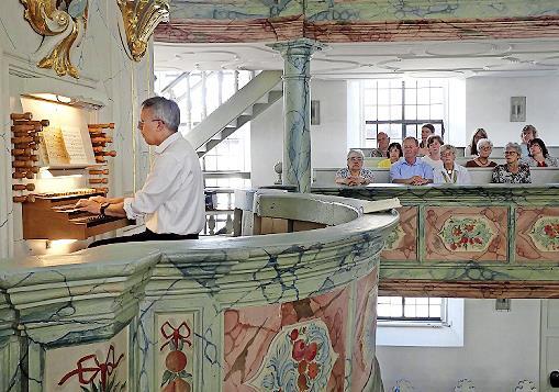 Kirchenmusiker Thomas Grünke erklärte die Geschichte der Trebgaster Barockorgel und demonstriert den Zuhörern, was in dem Instrument steckt.