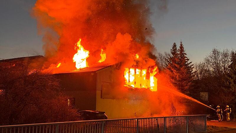 Anfang Dezember ereignete sich ein Gro&szlig;brand im Lichtenfelser Tennispark. Das bildete den Anlass f&uuml;r die Aktion der Lichtenfelser Feuerwehr.