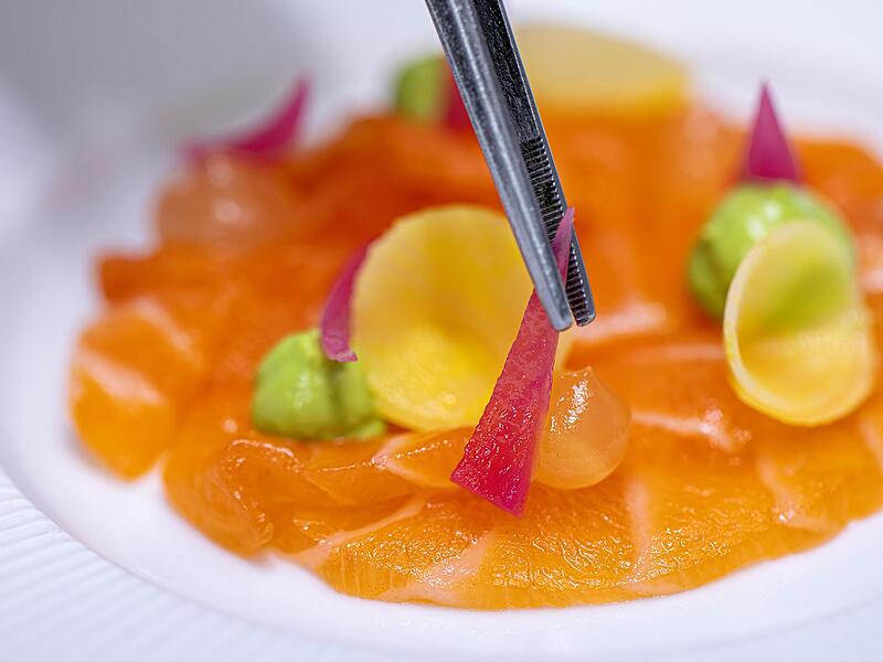 Die Vorspeise, eine Lachs-Ceviche, bringt Farbe auf den Tisch. Die Vorspeise, eine Lachs-Ceviche, bringt Farbe auf den Tisch.