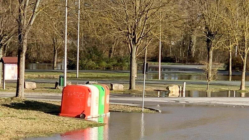 Wenn die Aisch &uuml;ber ihre Ufer tritt, &uuml;berschwemmt sie die angrenzenden Wiesen &ndash; und die Wertstoffinsel auf dem Parkplatz daneben. Vor wenigen Wochen war es wieder so weit.