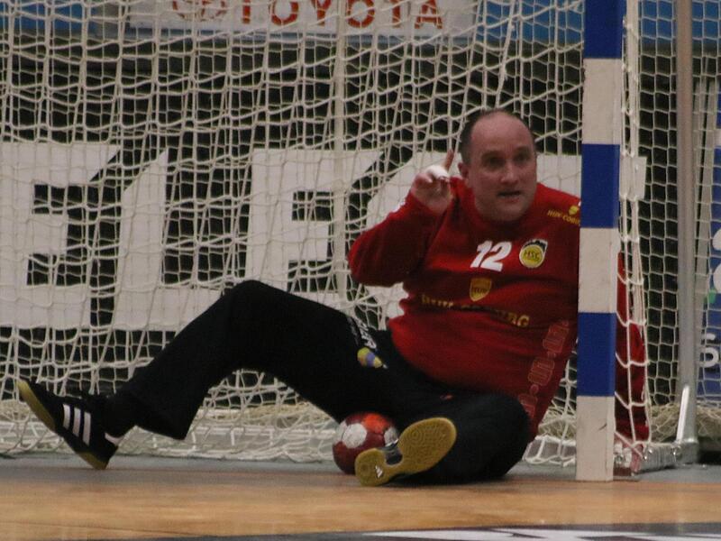 Jan Kulhanek zeigt es an: an ihm ist derzeit kaum ein Vorbeikommen. Gegen Dormagen kam der 41-Jährige auf unfassbare 21 Paraden. Jan Kulhanek zeigt es an: an ihm ist derzeit kaum ein Vorbeikommen. Gegen Dormagen kam der 41-Jährige auf unfassbare 21 Paraden.