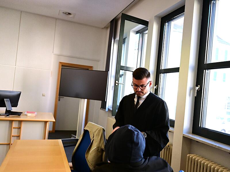 Rechtsanwalt Fabian Pflefka aus Bamberg und der Angeklagte vor Prozessbeginn