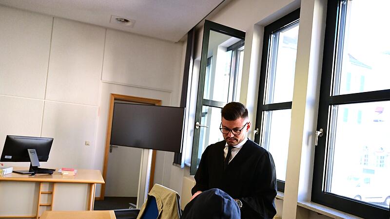 Rechtsanwalt Fabian Pflefka aus Bamberg und der Angeklagte vor Prozessbeginn