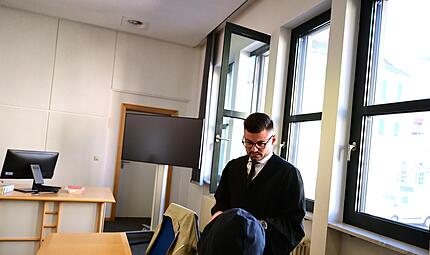 Rechtsanwalt Fabian Pflefka aus Bamberg und der Angeklagte vor Prozessbeginn