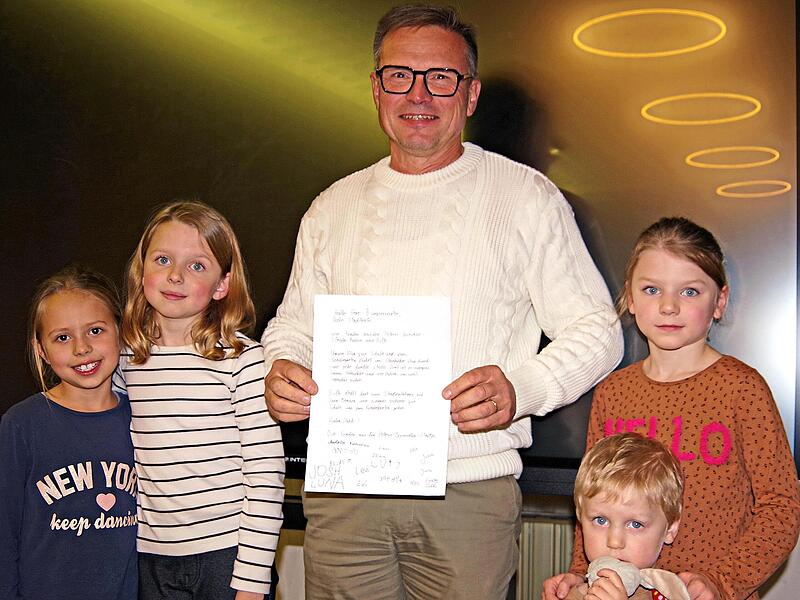 Kinder der Petrus-Zweidler-Straße übergaben Bürgermeister Frank Jakob ein Schreiben mit der Bitte, eine Straßenlaterne aufzustellen und so für einen sichereren Weg zur Schule, beziehungsweise zum Kindergarten zu sorgen. Heike Schülein Kinder der Petrus-Zweidler-Straße übergaben Bürgermeister Frank Jakob ein Schreiben mit der Bitte, eine Straßenlaterne aufzustellen und so für einen sichereren Weg zur Schule, beziehungsweise zum Kindergarten zu sorgen. Heike Schülein