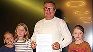 Kinder der Petrus-Zweidler-Straße übergaben Bürgermeister Frank Jakob ein Schreiben mit der Bitte, eine Straßenlaterne aufzustellen und so für einen sichereren Weg zur Schule, beziehungsweise zum Kindergarten zu sorgen. Heike Schülein Kinder der Petrus-Zweidler-Straße übergaben Bürgermeister Frank Jakob ein Schreiben mit der Bitte, eine Straßenlaterne aufzustellen und so für einen sichereren Weg zur Schule, beziehungsweise zum Kindergarten zu sorgen. Heike Schülein