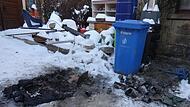 Von der Biotonne und der Gelben Tonne sind nach dem Brand nur noch Plastikklumpen übrig geblieben. Die Flammen züngelten auch schon an einem Fenster.