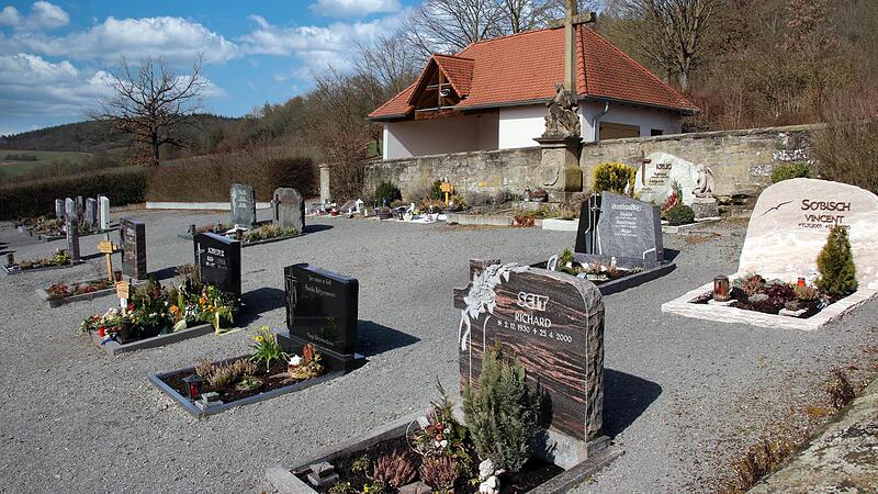 Der Friedhof des Stadtteils Brünn. Er sei der hässlichste im ganzen Landkreis, hieß es bei der Bürgerversammlung. Vor allem der Container, der oft zweckentfremdet werde, wurde kritisiert. Der Friedhof des Stadtteils Brünn. Er sei der hässlichste im ganzen Landkreis, hieß es bei der Bürgerversammlung. Vor allem der Container, der oft zweckentfremdet werde, wurde kritisiert.