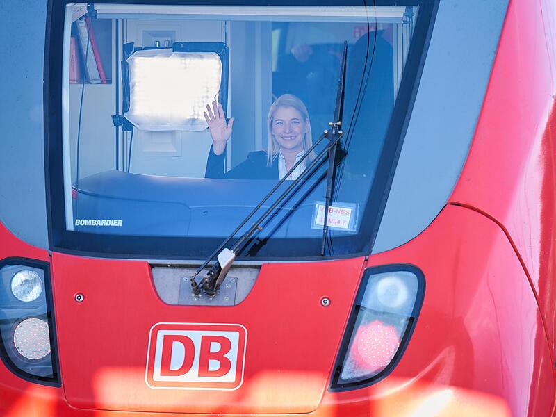 Evelyn Palla, Bahn-Regionalverkehrsvorständin, sitzt in einem Triebkopf eines Regionalzugs.  Sie soll die Deutsche Bahn aus der Krise führen.