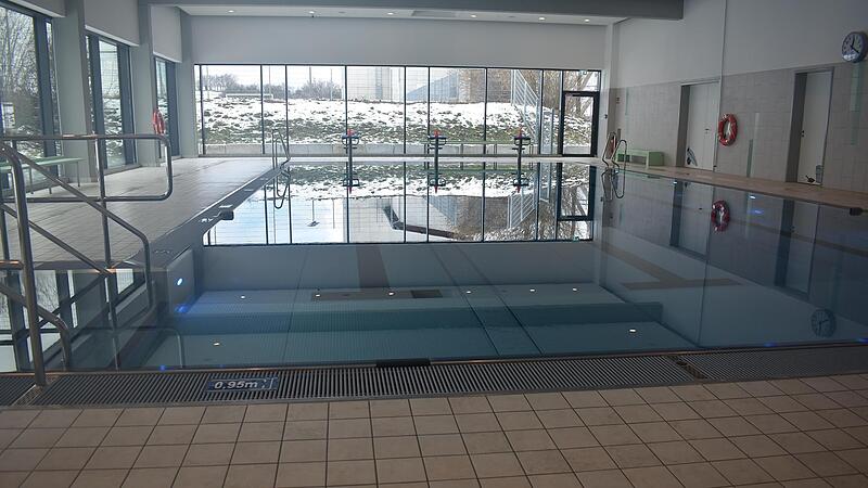 Das Lehrschwimmbecken hat eine Wassertemperatur von 30 Grad. Es ist kleiner als das Becken im alten Hallenbad.Forchheim & Fr&auml;nkische Schweiz
