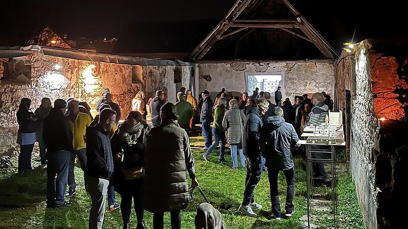 Bei einer ersten Informationsveranstaltung kamen viele Ebelsbacher in den lange verwaisten Schlosshof.
