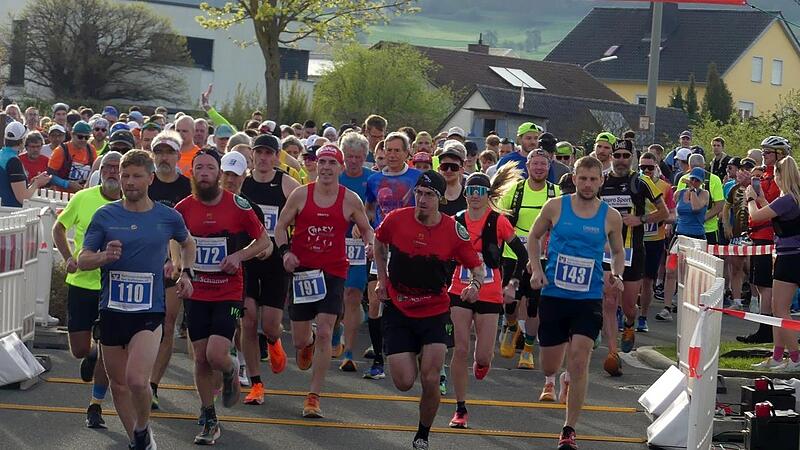 Der Startschuss zum 18. Obermain-Marathon ist gefallen.  225 L&auml;uferInnen machten sich auf die 42,105 Kilometer lange Strecke.