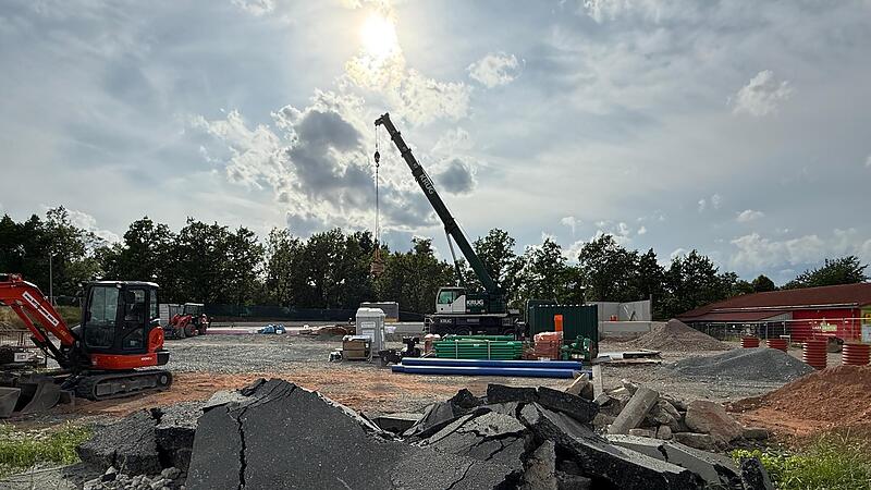 Aufgebrochener Asphalt und eine Bodenplatte, die den Markt schon erahnen l&auml;sst. Doch schon im Herbst soll der neue netto stehen.