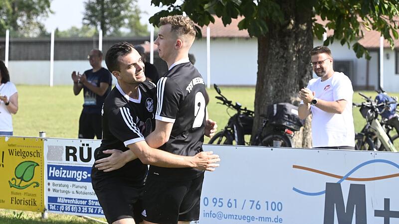 Freude bei den Meeder-Spielern Moritz Gemeinder und Adrian Brehm (hier gegen Heilgersdorf), sie haben das Topspiel beim TSV Gestungshausen gewonnen. Freude bei den Meeder-Spielern Moritz Gemeinder und Adrian Brehm (hier gegen Heilgersdorf), sie haben das Topspiel beim TSV Gestungshausen gewonnen.