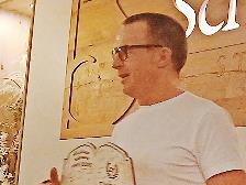 Grundschullehrer Norbert Kleinhenz zeigt stolz sein neues Andenken.