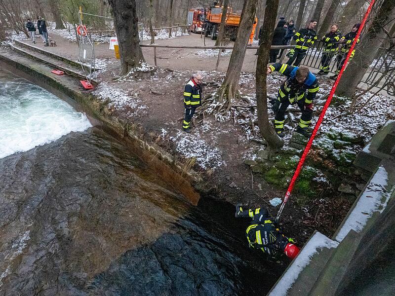 Feuerwehr baut Eisbachwelle zurück Feuerwehr baut Eisbachwelle zurück