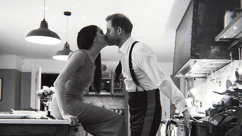 Das von Netflix ver&ouml;ffentlichte Bild zeigt Prinz Harry und Herzogin Meghan in einer Szene der Dokumentation &bdquo;Harry & Meghan&ldquo;. Am heutigen Donnerstag erscheint der Teil der Serie mit mehreren Episoden auf der Streamingplattform.