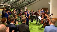 Im Wintergarten auf der Dachterrasse musizierten die junge niederl&auml;ndische Geigerin Noa Wildschut und das Kammerorchester der Bamberger Symphoniker &ndash; ein Ensemble, das  eigens zu diesem Konzert zusammengestellt wurde.