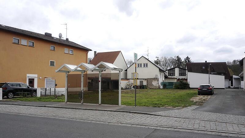 Auf dem Grundstück hinter der Bushaltestelle wird der Neubau der Sparkasse in Weisendorf entstehen. Auf dem Grundstück hinter der Bushaltestelle wird der Neubau der Sparkasse in Weisendorf entstehen.