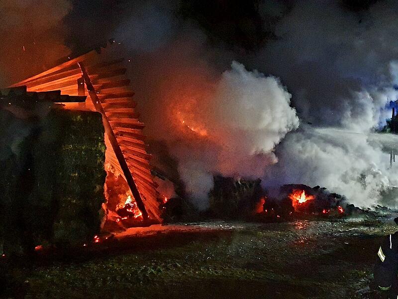 Der Strohlballen-Unterstand mit Holzlege stand lichterloh in Flammen.
