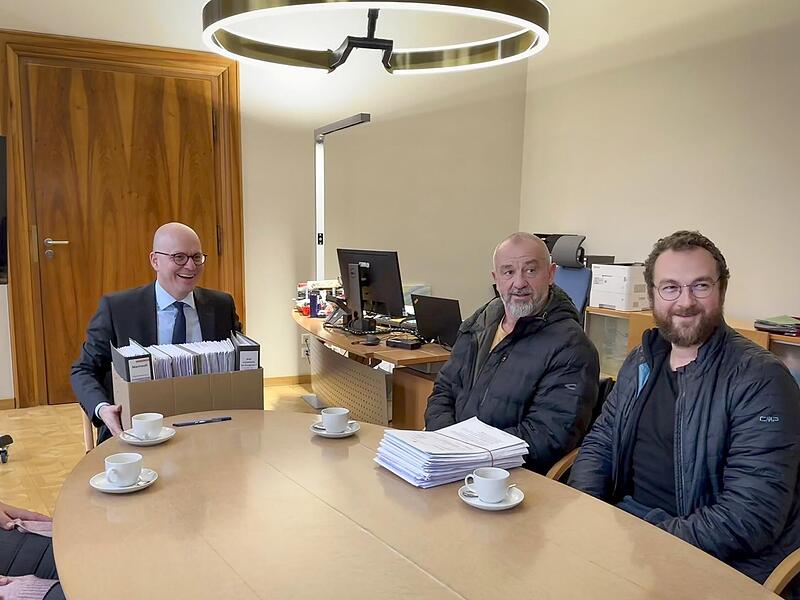 Bad Kissingens Oberbürgermeister Dirk Vogel (links) hat Grund zur Freude: Am Freitag überreichte er den Bauherrn des Sonnenhof-Hotels, Robert und Jochen Manhardt (von links) den Bescheid für die Baugenehmigung. Bad Kissingens Oberbürgermeister Dirk Vogel (links) hat Grund zur Freude: Am Freitag überreichte er den Bauherrn des Sonnenhof-Hotels, Robert und Jochen Manhardt (von links) den Bescheid für die Baugenehmigung.